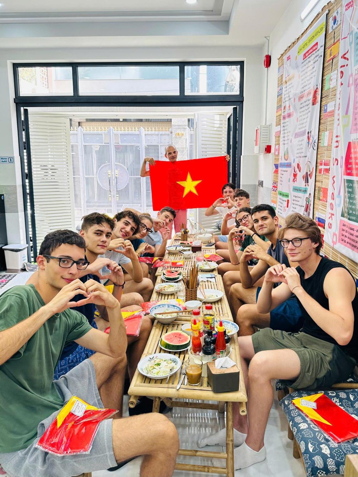 Aloha Saigon Premium Hostel By Local Travel Experts - Newly Opened, Less-Touristy Location, Spacious Rooms, Glass Shower Bathroom, Free Breakfast & Walking Tour Ho Chi Minh-staden Exteriör bild